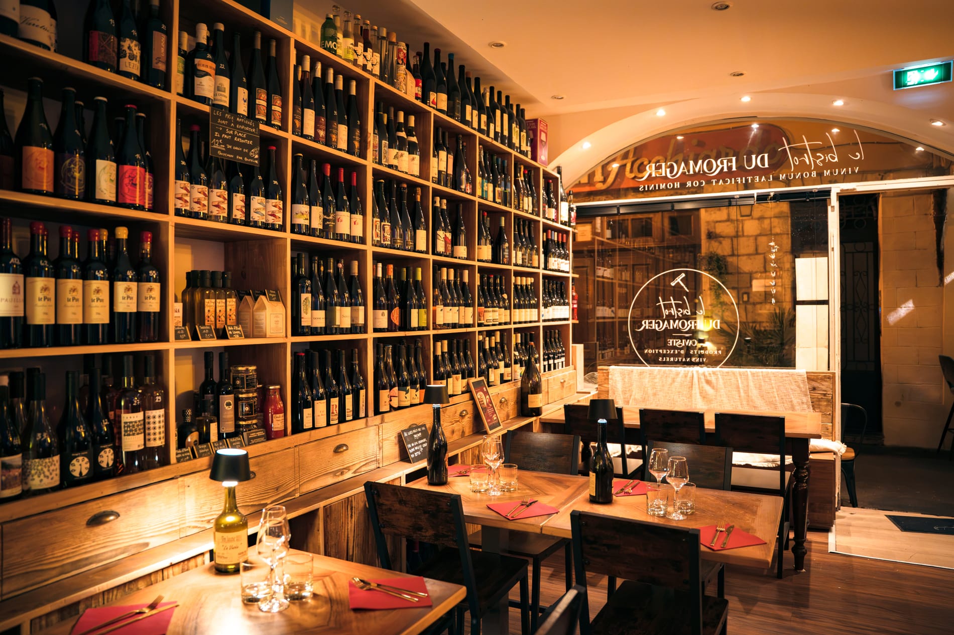 La salle climatisée du Bistrot le soir, bois et bouteilles