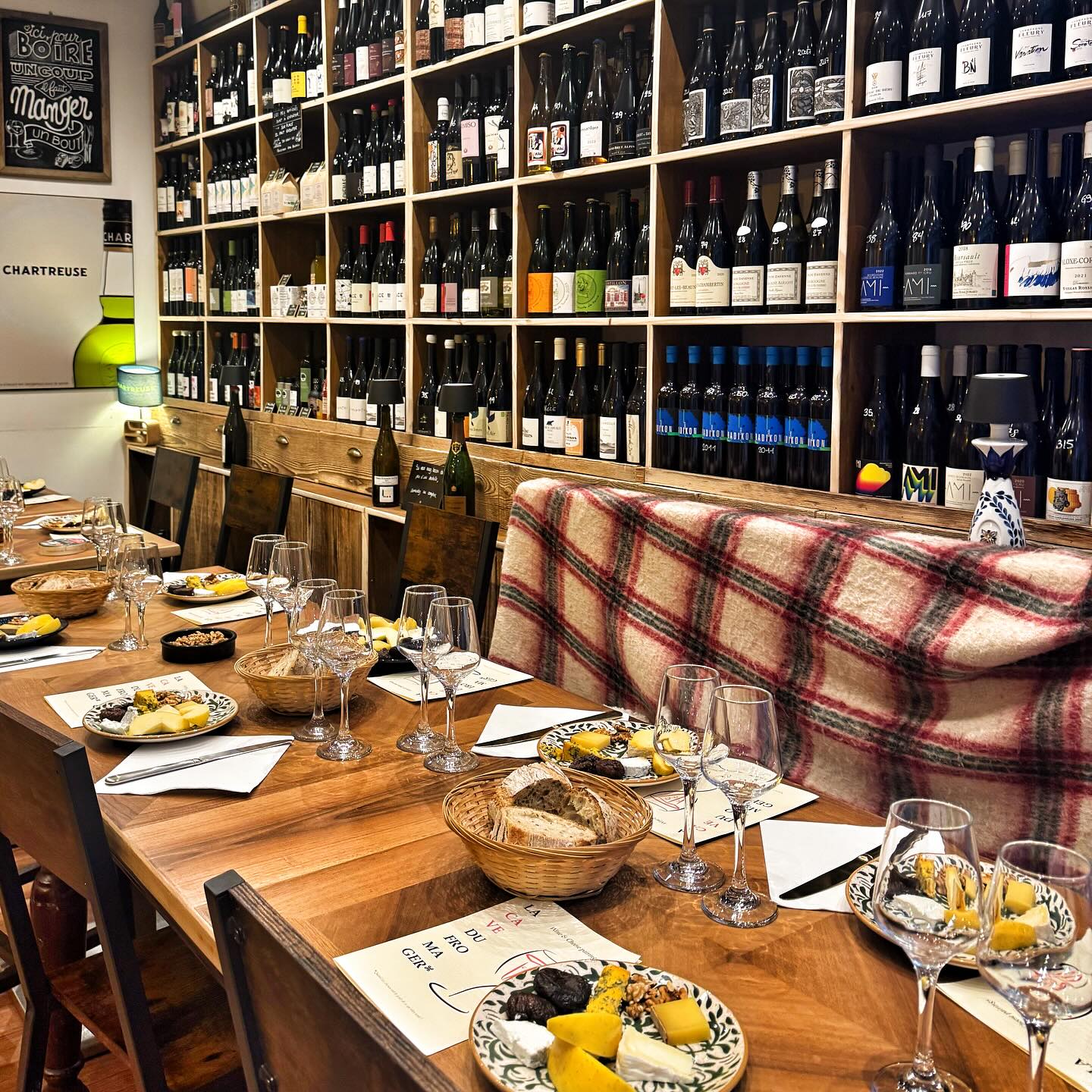 Table d'apéro dressée avec fromages affinés, charcuterie et verres de vin au Bistrot du Fromager à Nice